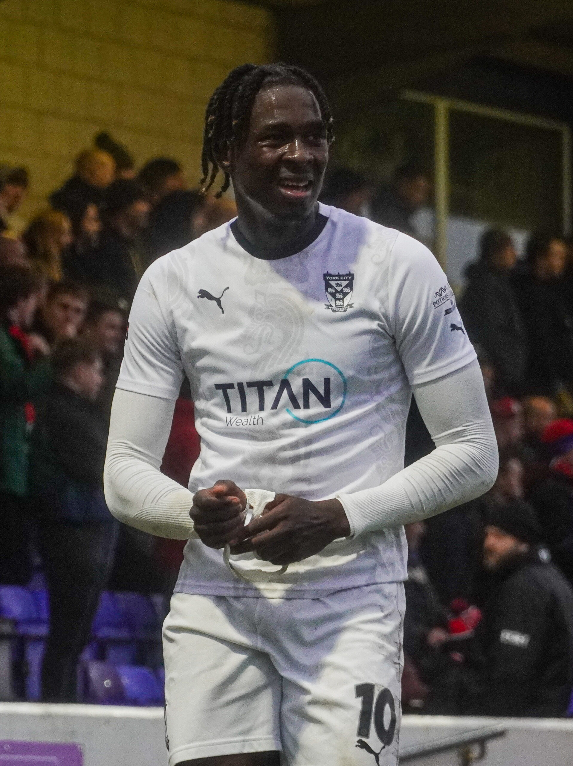 Quevin Castro playing for York City in November 2023