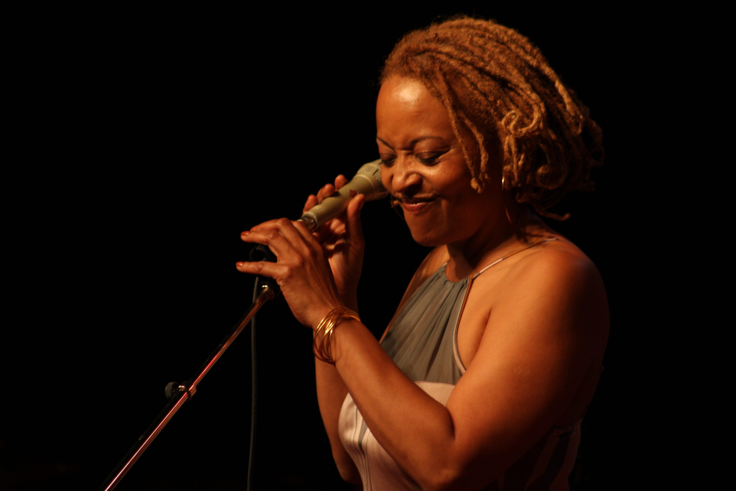 Cassandra Wilson singing into a microphone on stage at the Ottawa Bluesfest in 2008