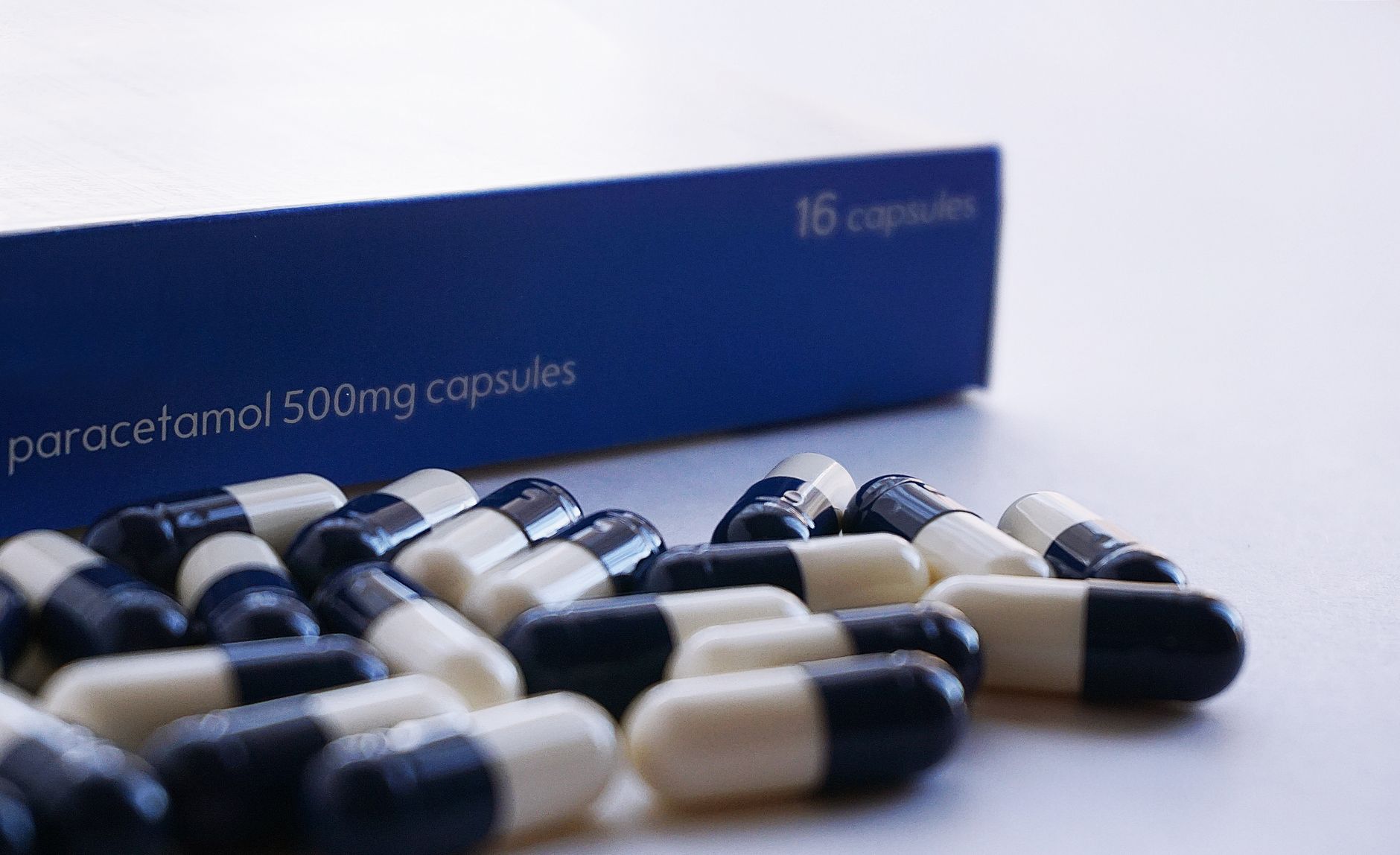 Photo: A detailed view of paracetamol 500mg capsules in a blister pack highlighting medication and healthcare.